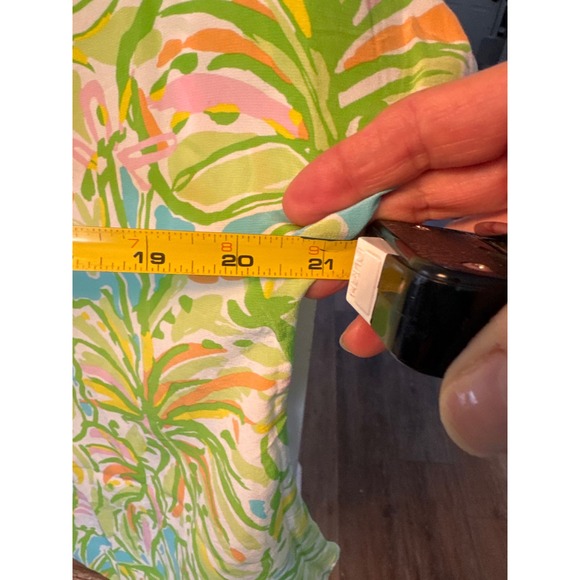 Lilly Pulitzer blouse in the "Elephant Ear" print "Guava" colorway 100% silk M - Picture 6 of 9